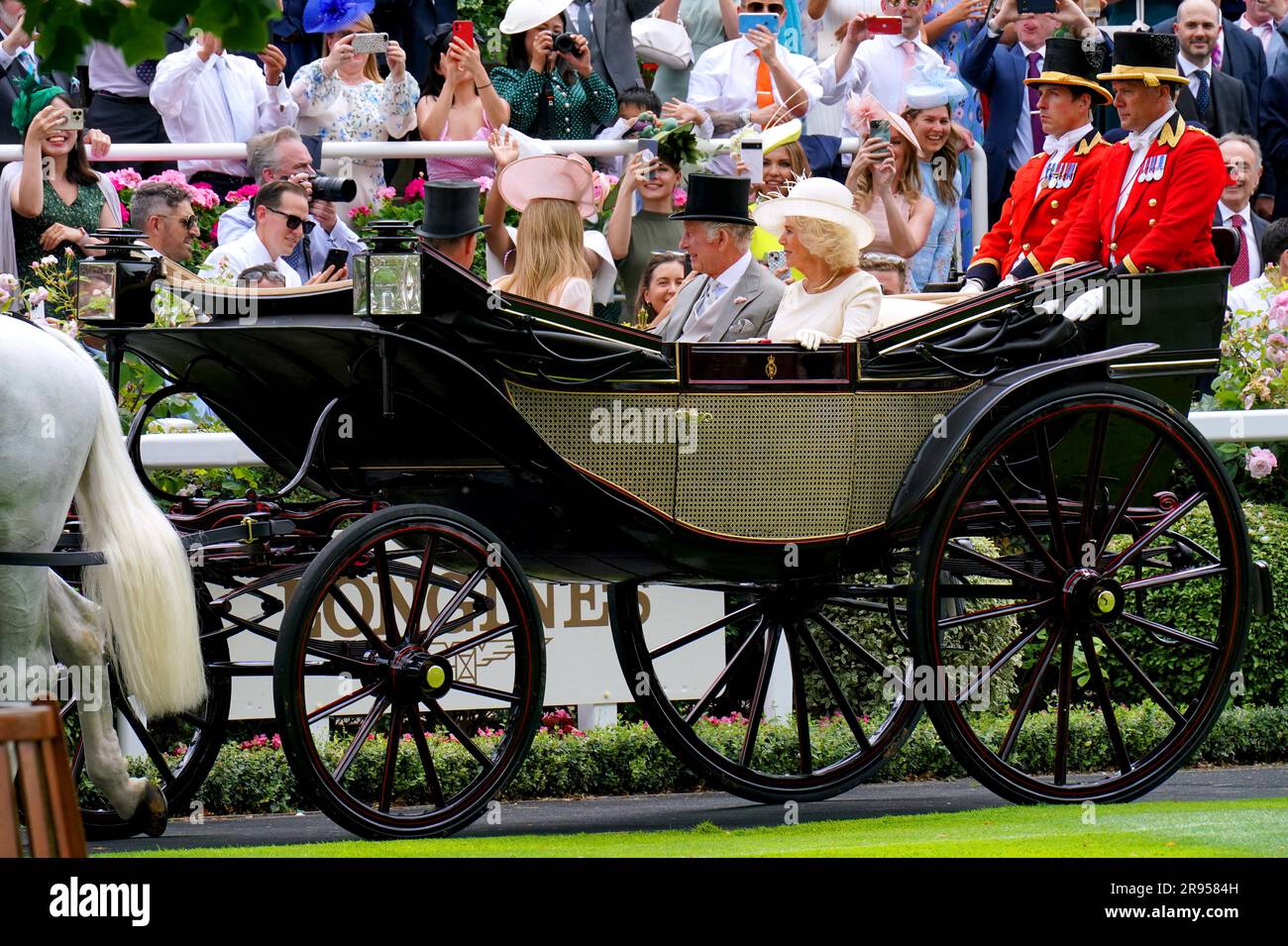 König Karl III., Königin Camilla, der Graf von Caledon und die Gräfin von Caledon kommen mit der Kutsche für den 5. Tag des Royal Ascot auf der Rennbahn Ascot in Berkshire an. Foto: Samstag, 24. Juni 2023. Stockfoto