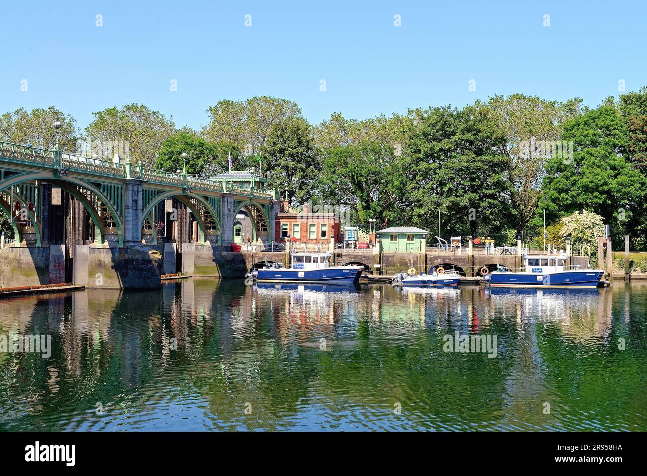 Richmond Lock und Wehr an der Themse an einem heißen Sommertag Richmond Greater London England UK Stockfoto