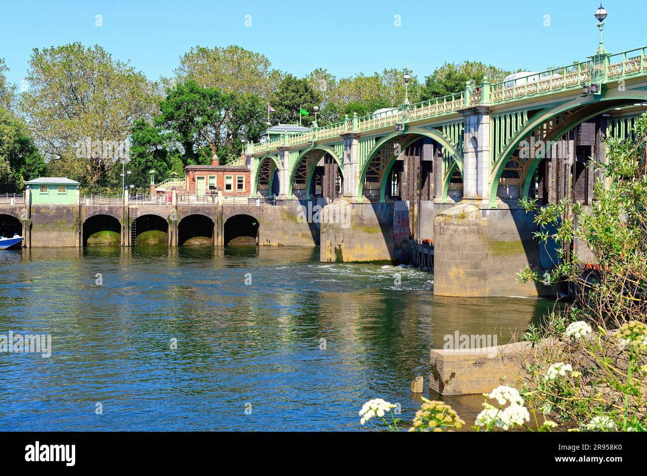 Richmond Lock und Wehr an der Themse an einem heißen Sommertag Richmond Greater London England UK Stockfoto