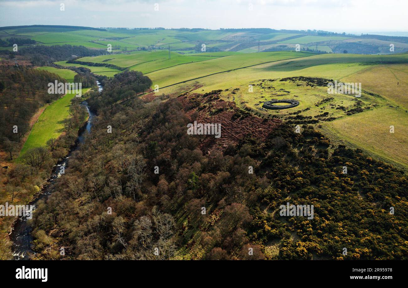 Edins Hall Hillfort und Broch über Whiteadder Water. Schottland. Kreisförmige Steinfußböden der Broche 2. C in einem Hügel aus der frühen Eisenzeit. Antenne von E Stockfoto