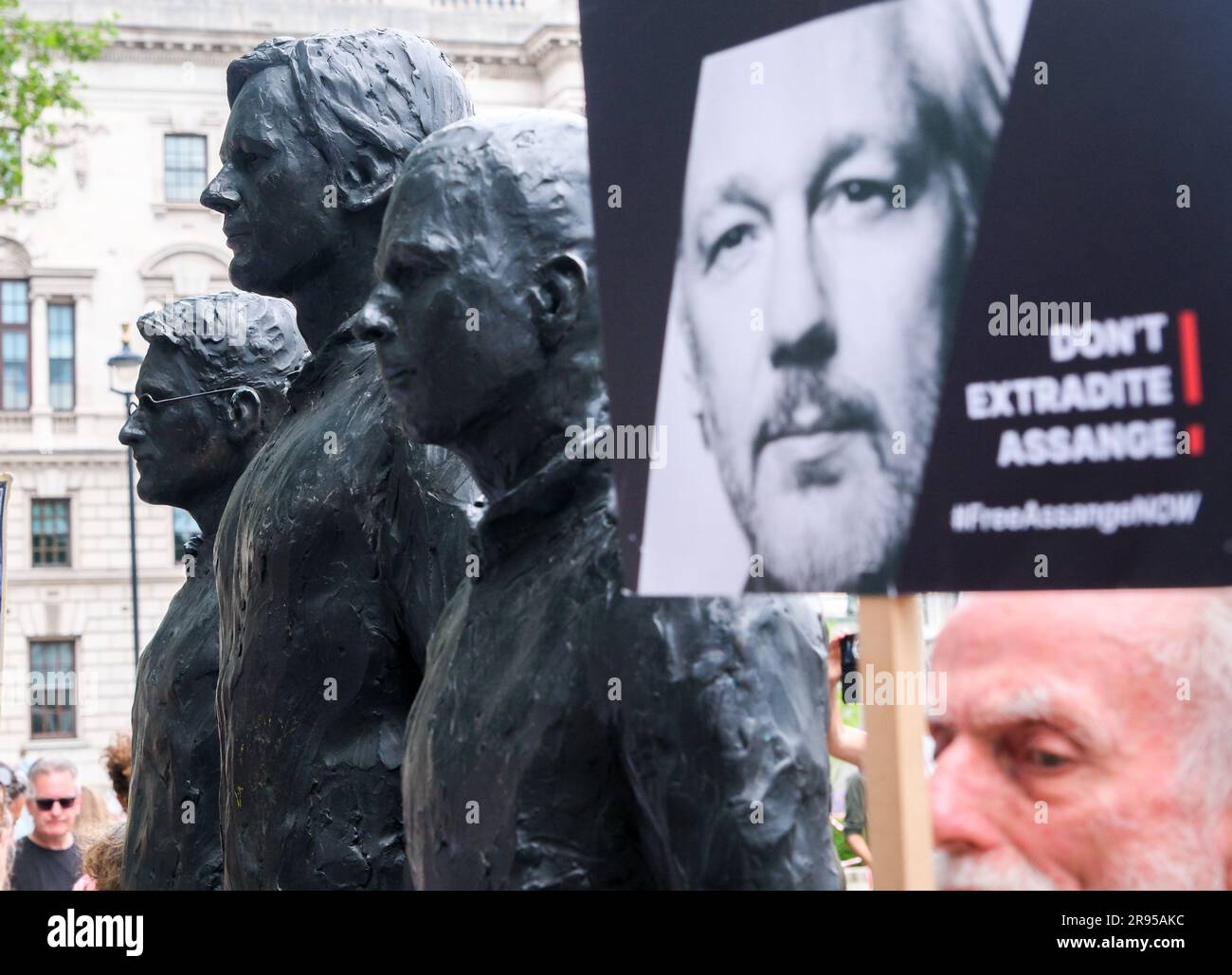 Parliament Square, London, Großbritannien. 24. Juni 2023 Anhänger von Julian Assange, die am Parliament Square in London protestieren. Kredit: Matthew Chattle/Alamy Live News Stockfoto