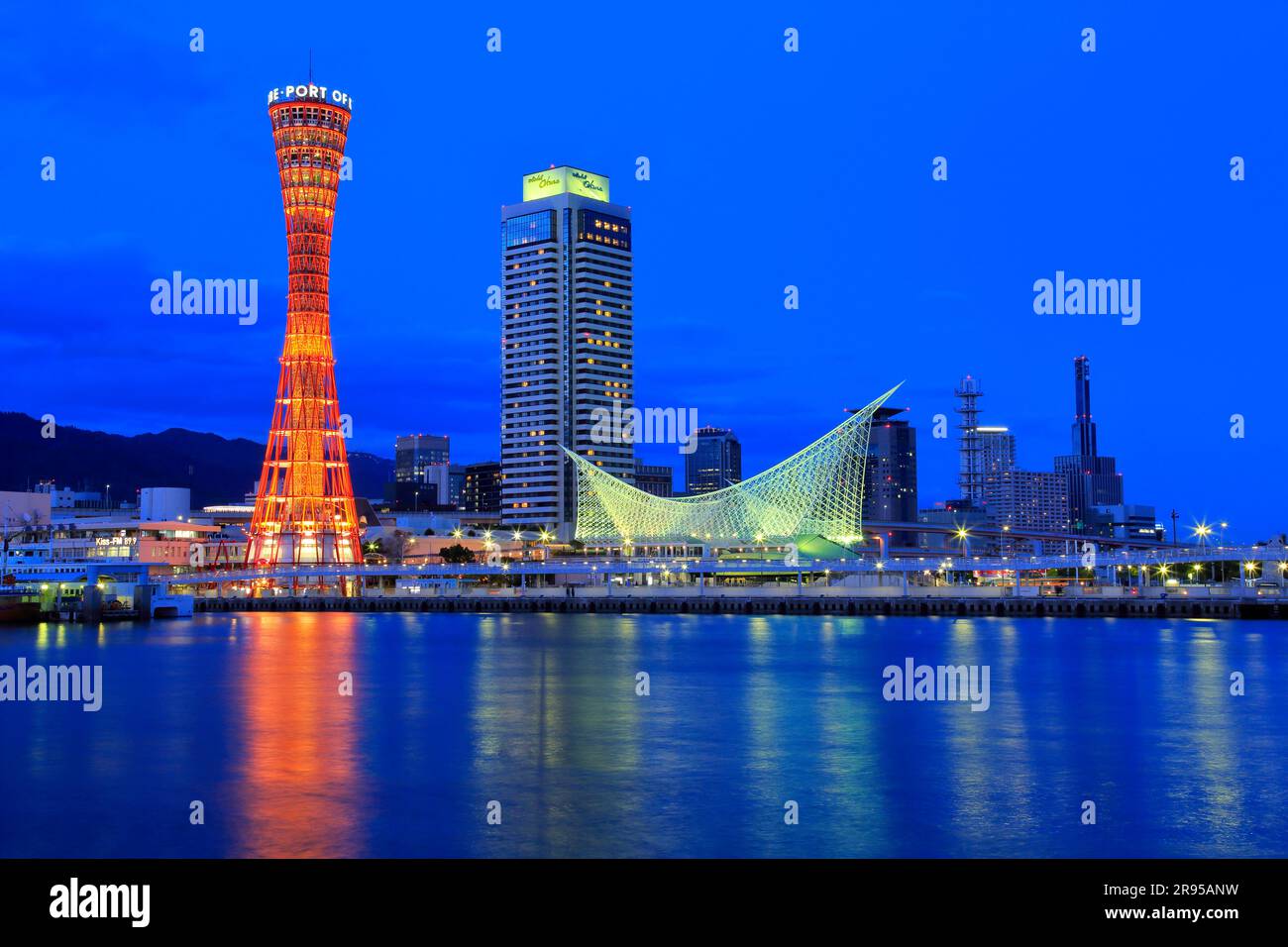 Abendlicher Blick auf den Hafen von Kobe Stockfoto