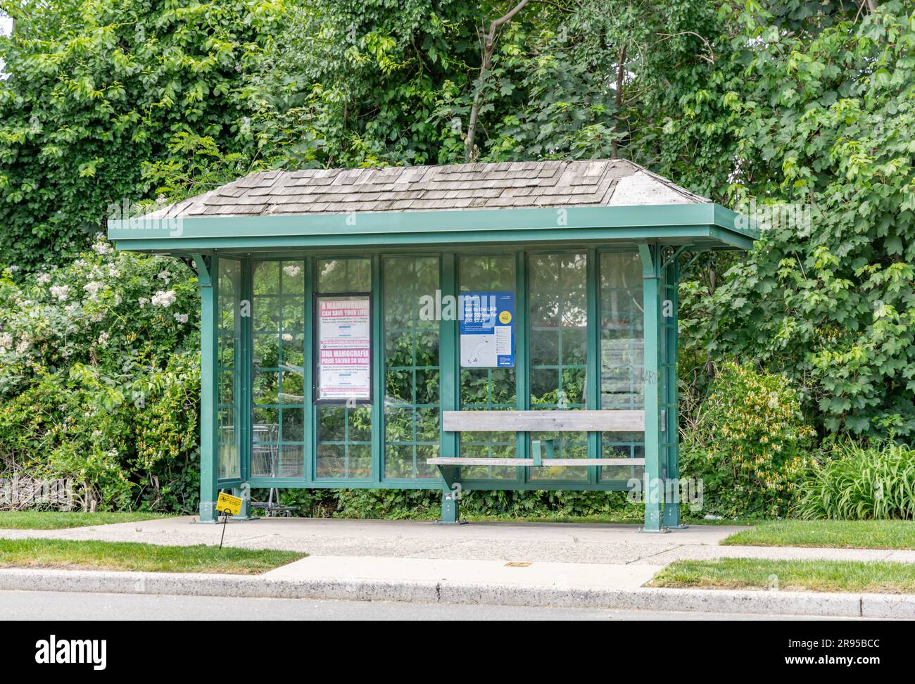 Ein kleines Bauwerk, wo man in bridgehampton, ny, auf den Bus warten kann Stockfoto
