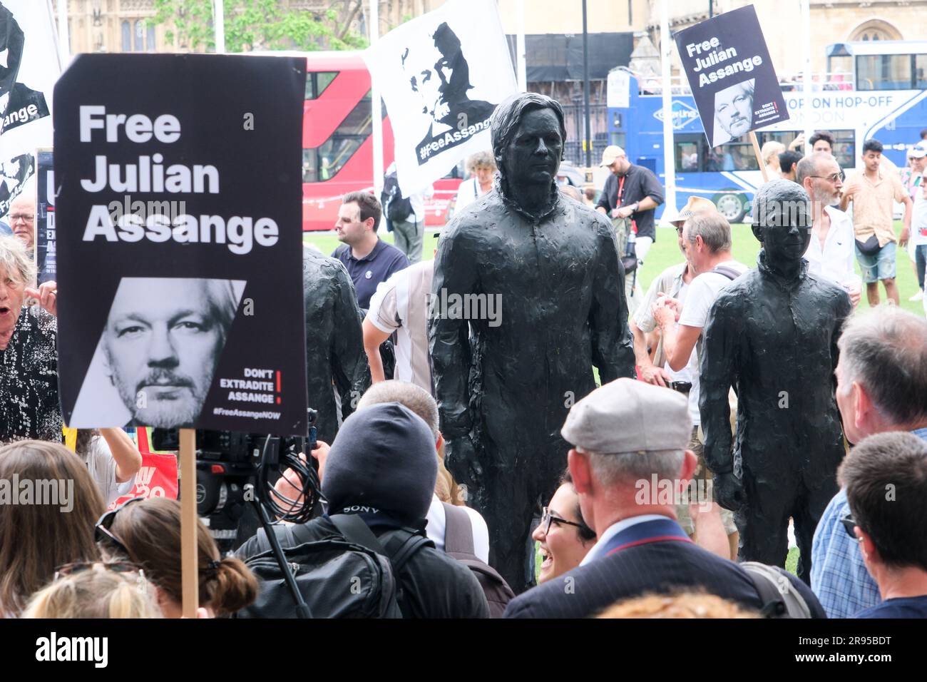 Parliament Square, London, Großbritannien. 24. Juni 2023 Anhänger von Julian Assange, die am Parliament Square in London protestieren. Kredit: Matthew Chattle/Alamy Live News Stockfoto