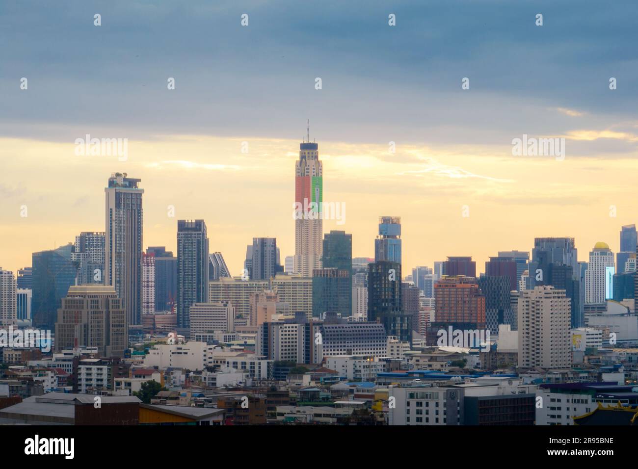 Aus der Vogelperspektive können Sie Wolkenkratzer, Bürogebäude, das zentrale Geschäftsviertel und die Skyline von Bangkok, Thailand, am frühen Morgen bewundern. Stockfoto