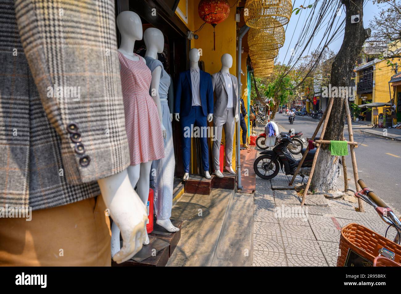 Verkleidete Schaufensterpuppen stehen am Eingang der Ba-Ri Schneider in der Altstadt von Hoi an, Vietnam. Stockfoto