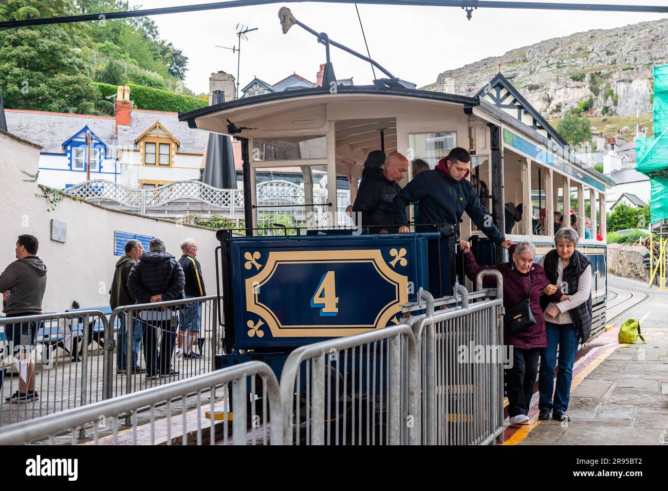 Passagiere steigen an der Straßenbahnhaltestelle Llandudno, North Wales, Großbritannien, aus. Stockfoto