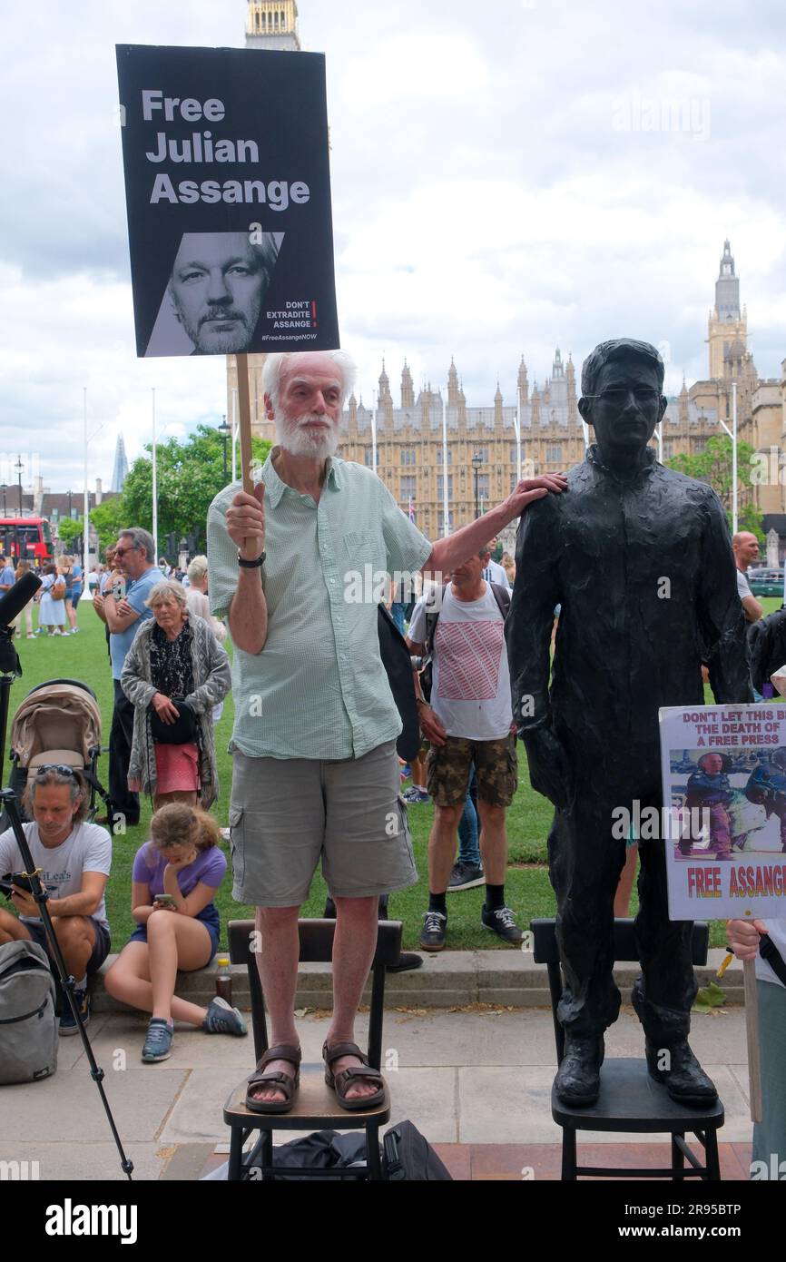 Parliament Square, London, Großbritannien. 24. Juni 2023 Anhänger von Julian Assange, die am Parliament Square in London protestieren. Kredit: Matthew Chattle/Alamy Live News Stockfoto