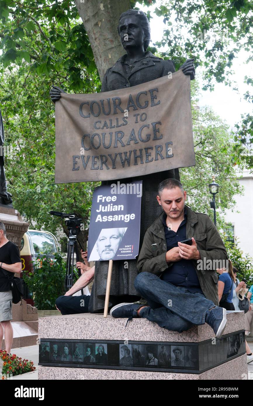 Parliament Square, London, Großbritannien. 24. Juni 2023 Anhänger von Julian Assange, die am Parliament Square in London protestieren. Kredit: Matthew Chattle/Alamy Live News Stockfoto