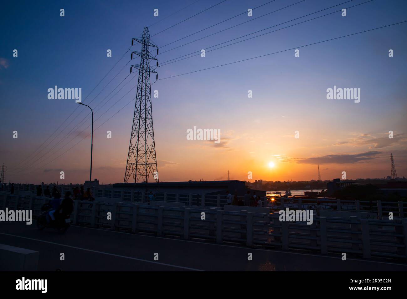 Silhouette der Hochspannungsleitung bei Sonnenuntergang in Narayanganj, Bangladesch Stockfoto