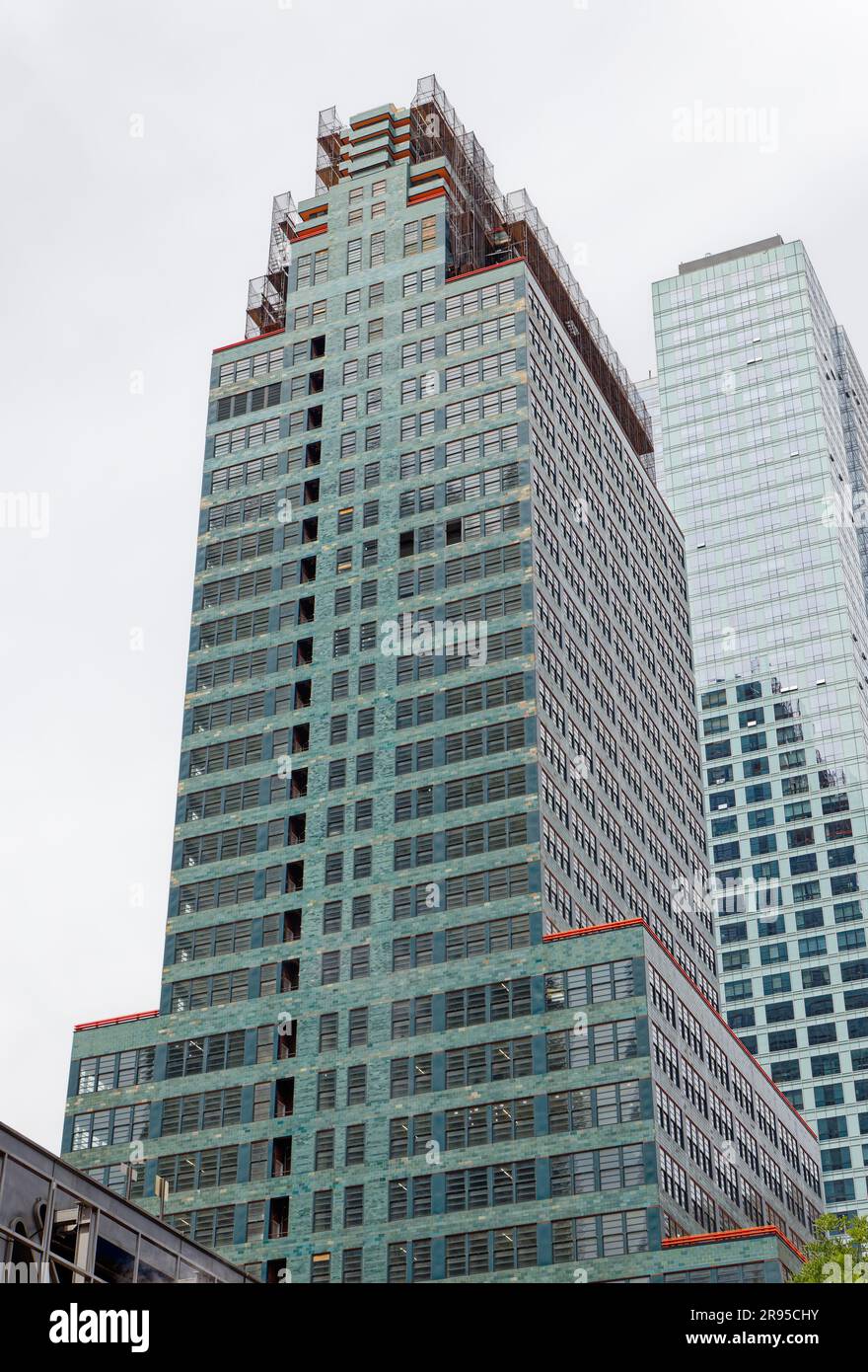 Das blau-grüne Wahrzeichen McGraw-Hill Building aus dem Jahr 1931 verbindet Art déco, internationalen Stil und Moderne in seinen 33 terracotta verkleideten Geschichten. Stockfoto