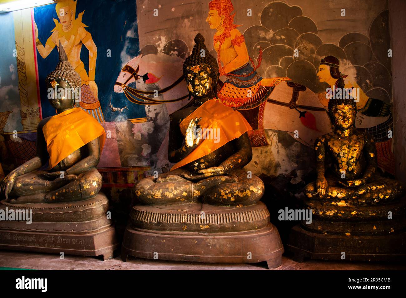 Alte buddha-Statuen und antikes Wandgemälde des Wat Pa Mok Worawihan-Tempels für thailänder besuchen Sie und respektieren Sie den Segen des Gebets Stockfoto