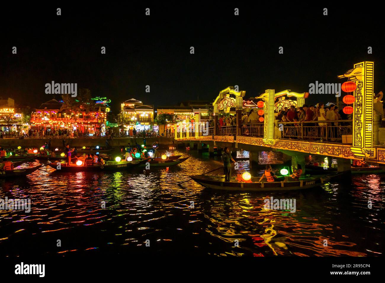 Ein beliebter Zeitvertreib bei Nacht für Einheimische und Touristen in Hoi an ist die Fahrt zum Fluss in kleinen Booten mit bunt beleuchteten Papierlaternen. Vietnam. Stockfoto