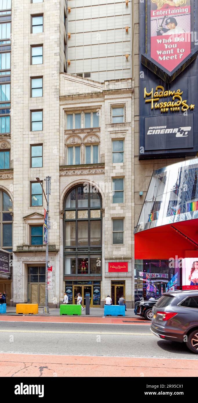 Eine riesige Hand markiert Madame Tussauds Wachsfigurenkabinett 42. Street, das seine Adresse mit dem AMC Empire Theater und dem jetzt geschlossenen Hilton Times Square Hotel teilt. Stockfoto