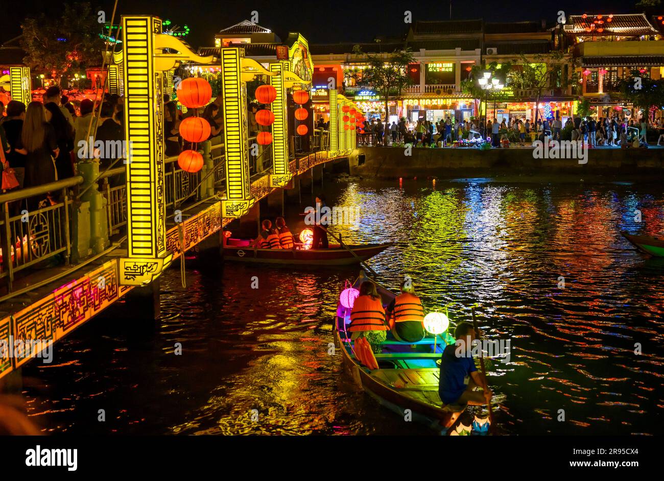 Ein beliebter Zeitvertreib bei Nacht für Einheimische und Touristen in Hoi an ist die Fahrt zum Fluss in kleinen Booten mit bunt beleuchteten Papierlaternen. Vietnam. Stockfoto