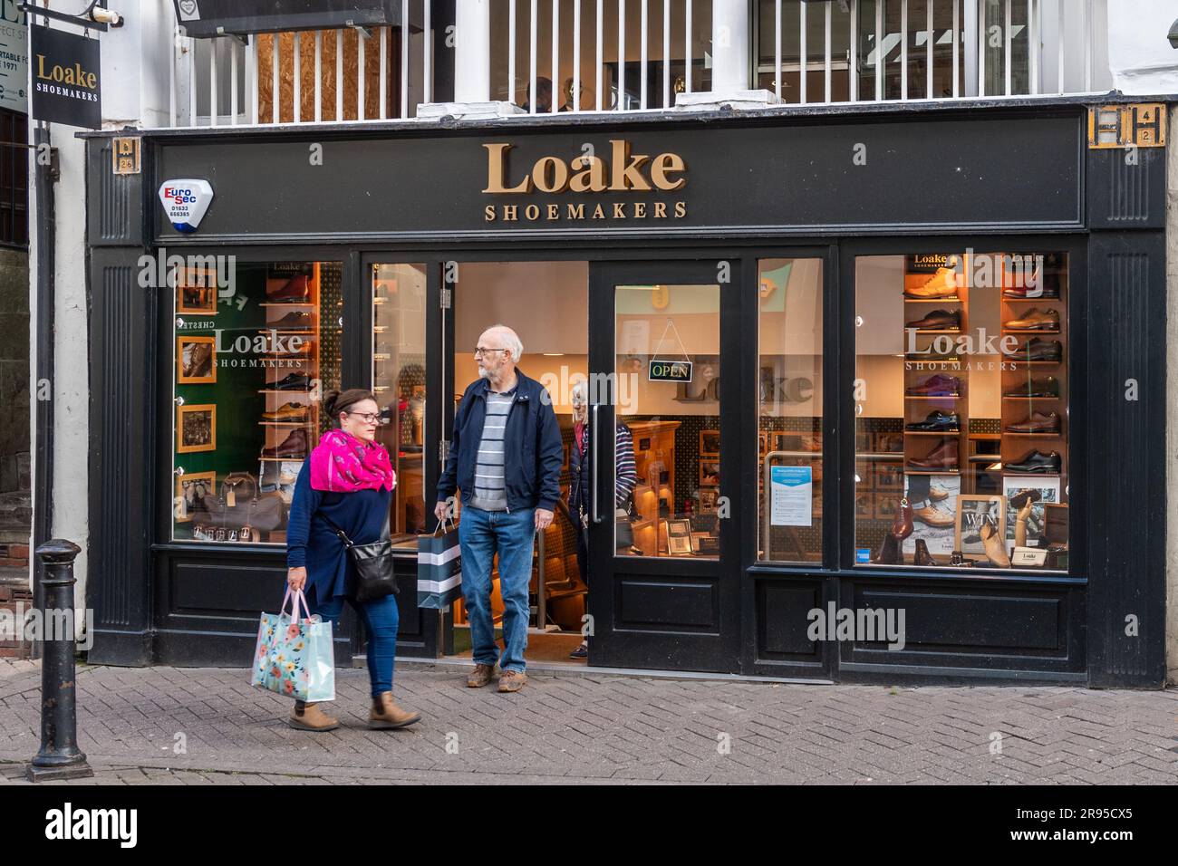 Loake-Schuhgeschäft im Stadtzentrum von Chester, Cheshire, Großbritannien. Stockfoto