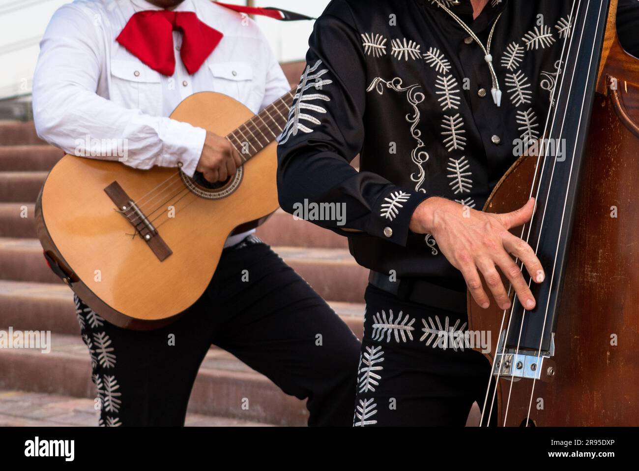 Mexikanische Mariachi-Musikband in einer Stadtstraße. Stockfoto