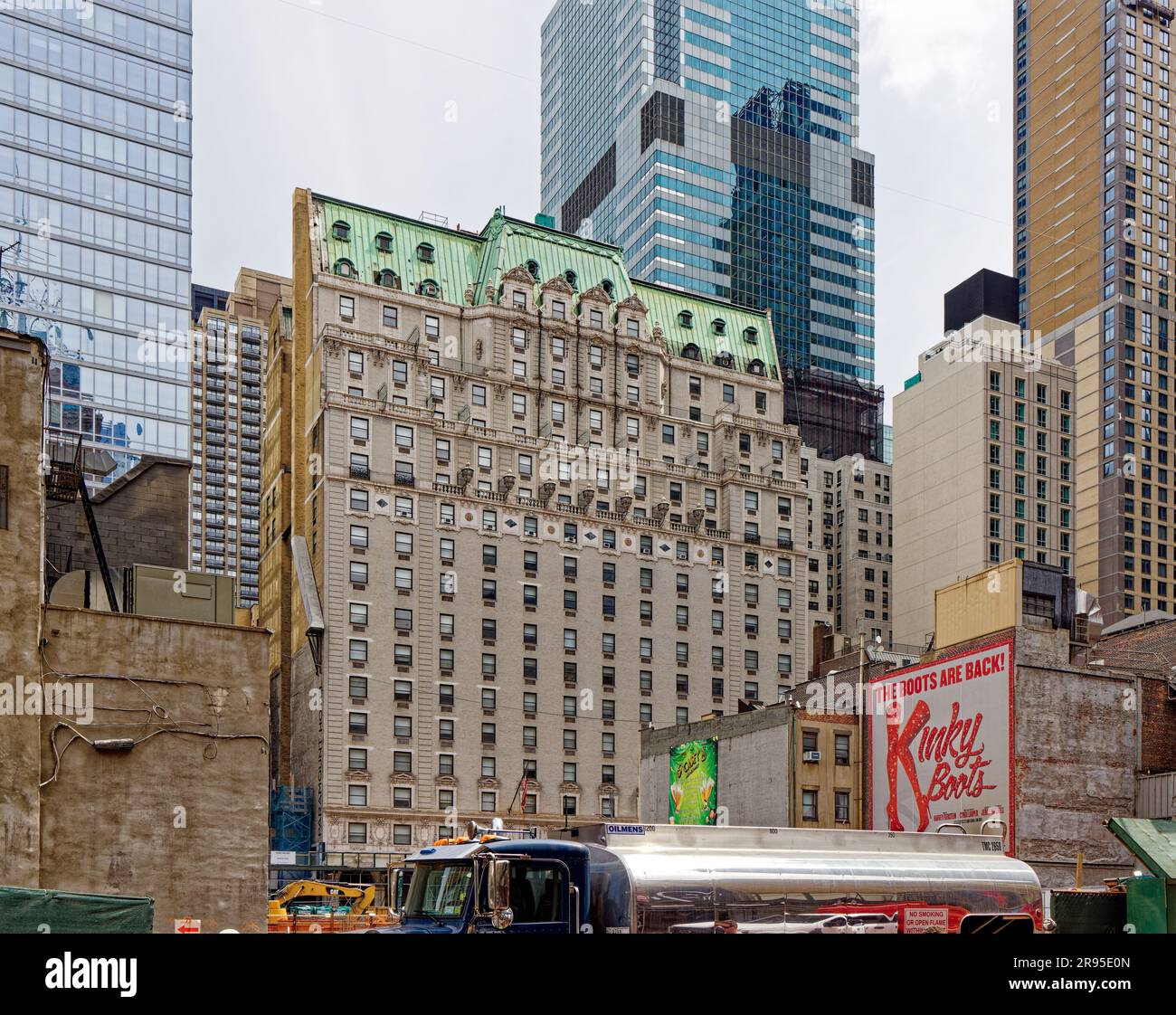 Das Paramount Hotel Times Square, ein Wahrzeichen von NYC, hat seine Fassade aus der 46. Straße, die durch den Abriss von Gebäuden auf der Eighth Avenue sichtbar wird. Stockfoto