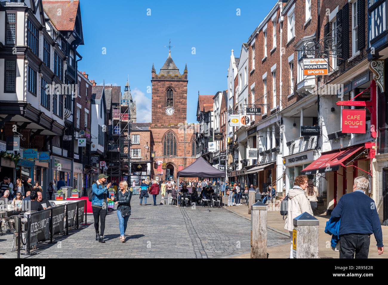 Turm von St. Peter's Church at the Cross, Chester City Centre, Cheshire, Großbritannien. Stockfoto