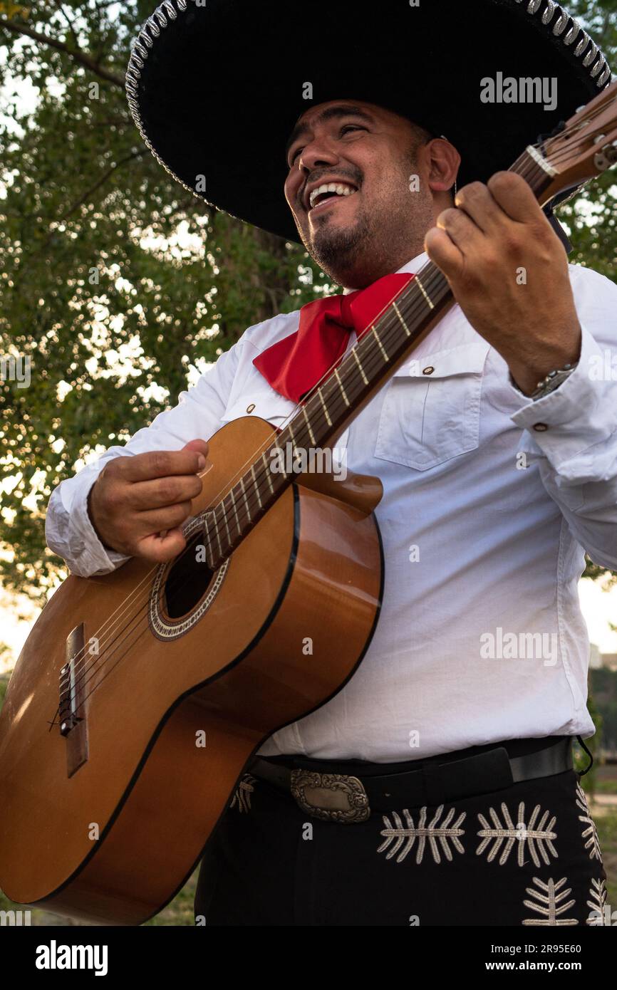 Der mexikanische Musiker Mariachi spielt Gitarre auf einer Stadtstraße Stockfoto