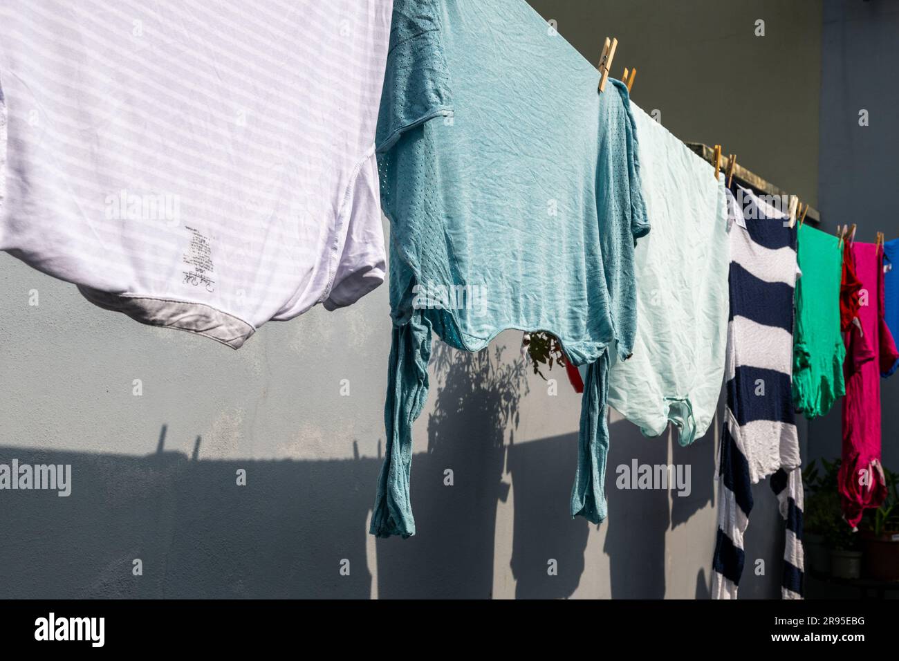 Wäsche trocknet an einer Wäscheleine in der Sonne. Stockfoto