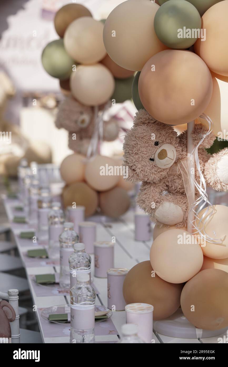 Kinder Party Dekoration Teddybär. Festliche Kindergeburtstagsparty mit einem gefüllten Teddybär und Kindertisch. Stockfoto