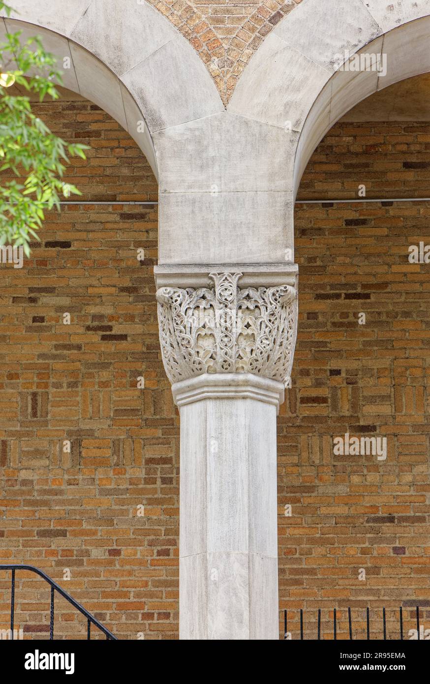 Säulendetail: Das Al Hirschfeld Theatre, unverwechselbar für sein maurisches Design, ist das westlichste Broadway Theater, in der 45. Straße an der Eighth Avenue. Stockfoto