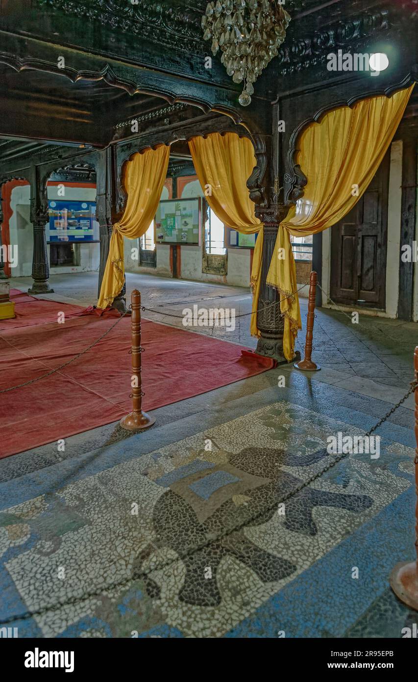 12 24 2006 Vintage typisches Interieur im Peshwa-Stil wada Vishrambaug Wada Pune Maharashtra Indien Asien. Stockfoto