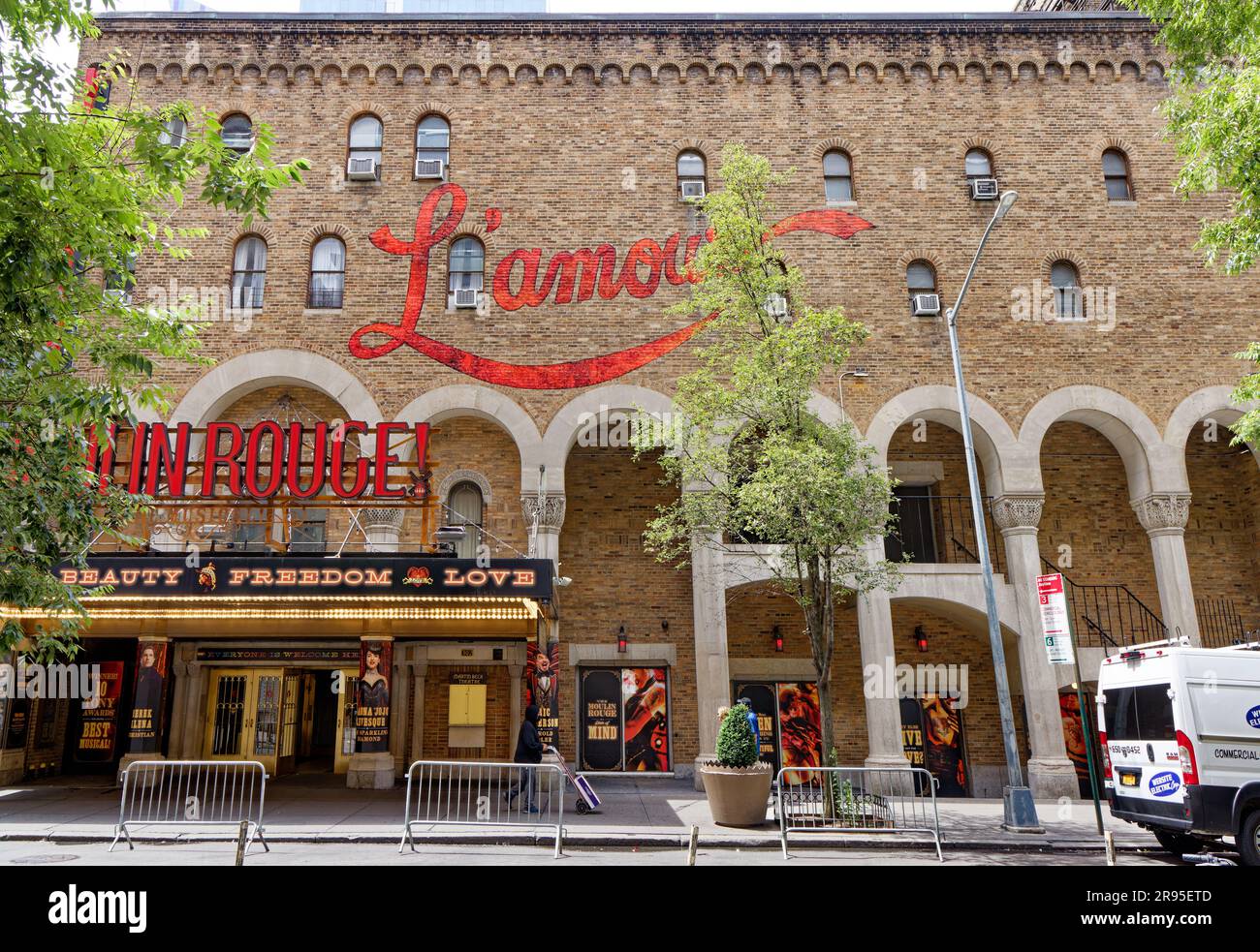 Das Al Hirschfeld Theatre, unverwechselbar für sein maurisches Design, ist das westlichste Broadway-Theater, das sich in der 45. Straße an der Eighth Avenue befindet. Stockfoto