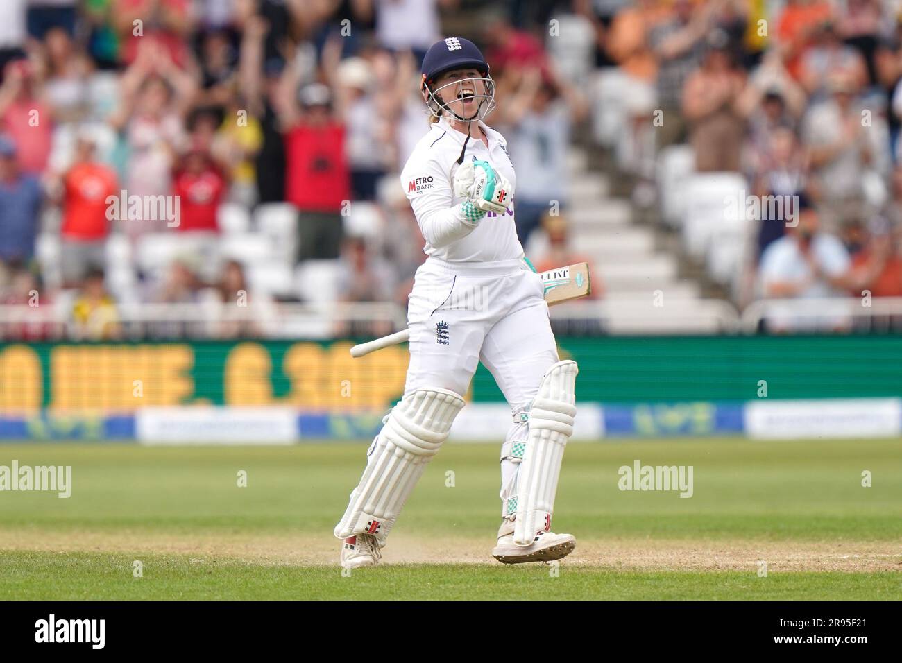 Das englische Tammy Beaumont feiert ein doppeltes Jahrhundert mit 200 Läufen am dritten Tag des ersten Frauen-Ashes-Wettkampfs auf der Trent Bridge in Nottingham. Foto: Samstag, 24. Juni 2023. Stockfoto