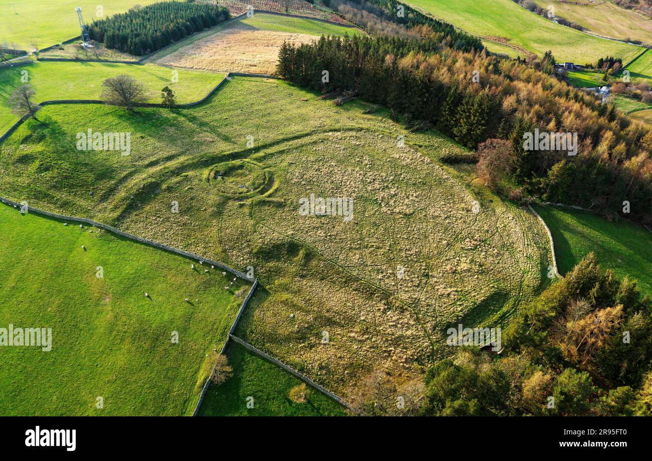 Torwoodlee prähistorisches Broch kreisförmiges Stein-Fundament, ca. 100 n. Chr., in den Stadtmauern der älteren Eisenzeitfort. In der Nähe von Galashiels, Grenzregion, Schottland Stockfoto
