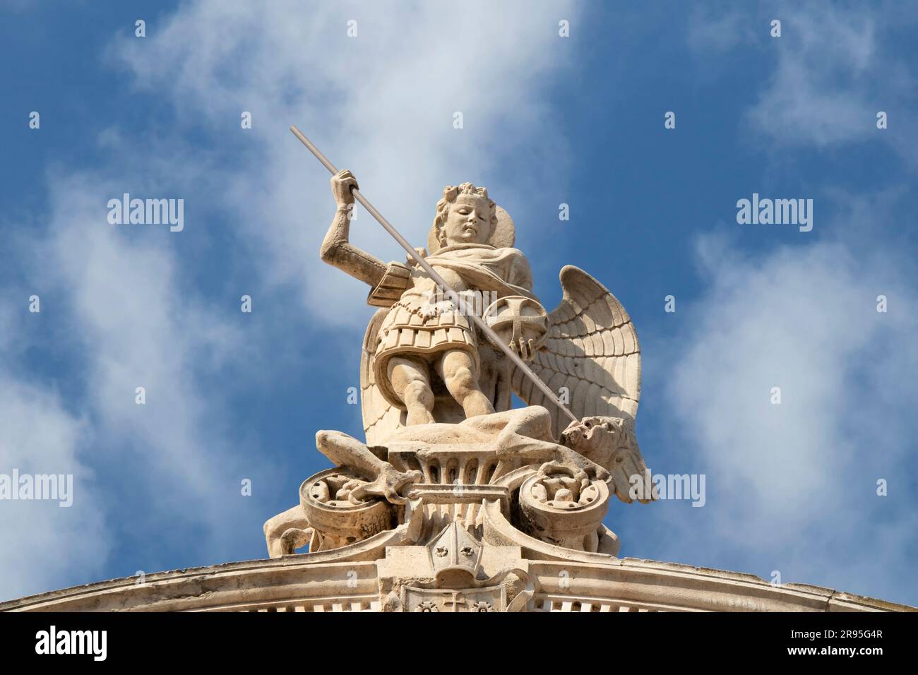 Sibenik, Kroatien - 31. Mai 2023: Steinstatue des Heiligen Michael, der den Satan tötet, auf dem Gipfel der St.-Jakobs-Kathedrale in Sibenik, Kroatien Stockfoto