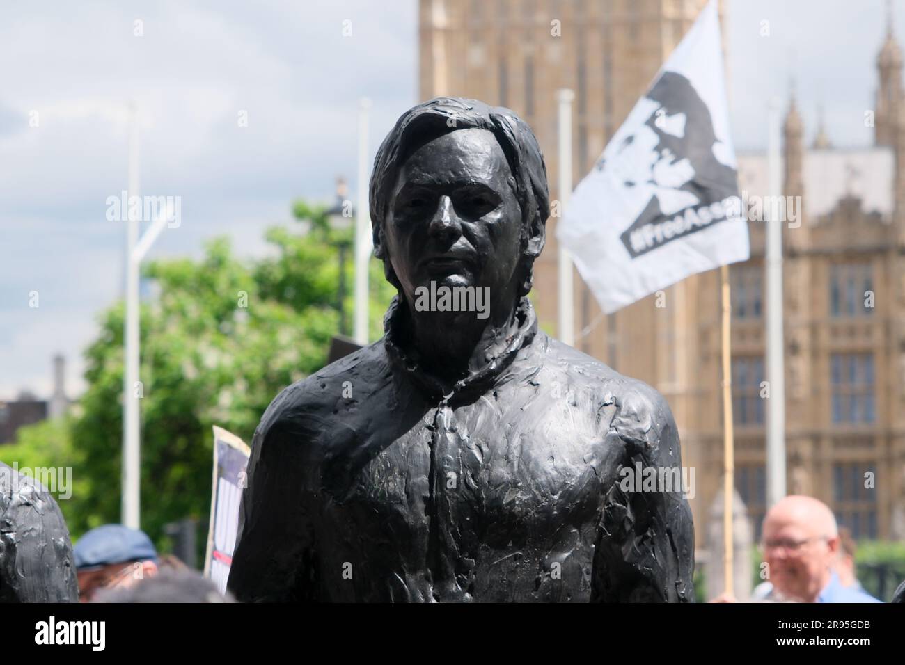 Parliament Square, London, Großbritannien. 24. Juni 2023 Anhänger von Julian Assange, die am Parliament Square in London protestieren. Kredit: Matthew Chattle/Alamy Live News Stockfoto