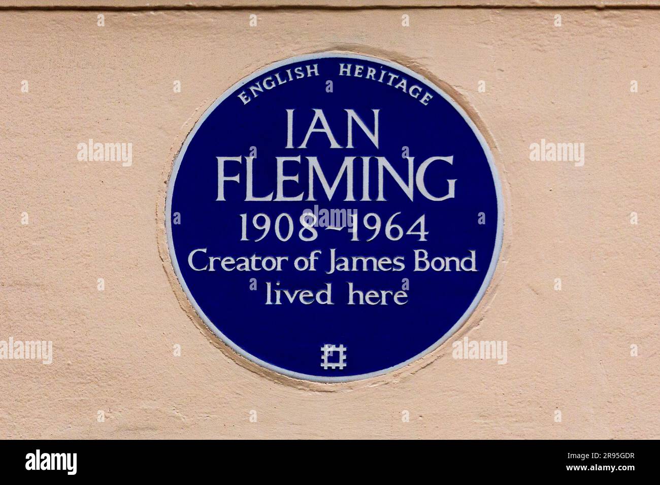 blaue gedenktafel zum englischen Kulturerbe in belgravia zur Feier des Autors Ian Fleming, des Schöpfers von James Bond 007 Stockfoto