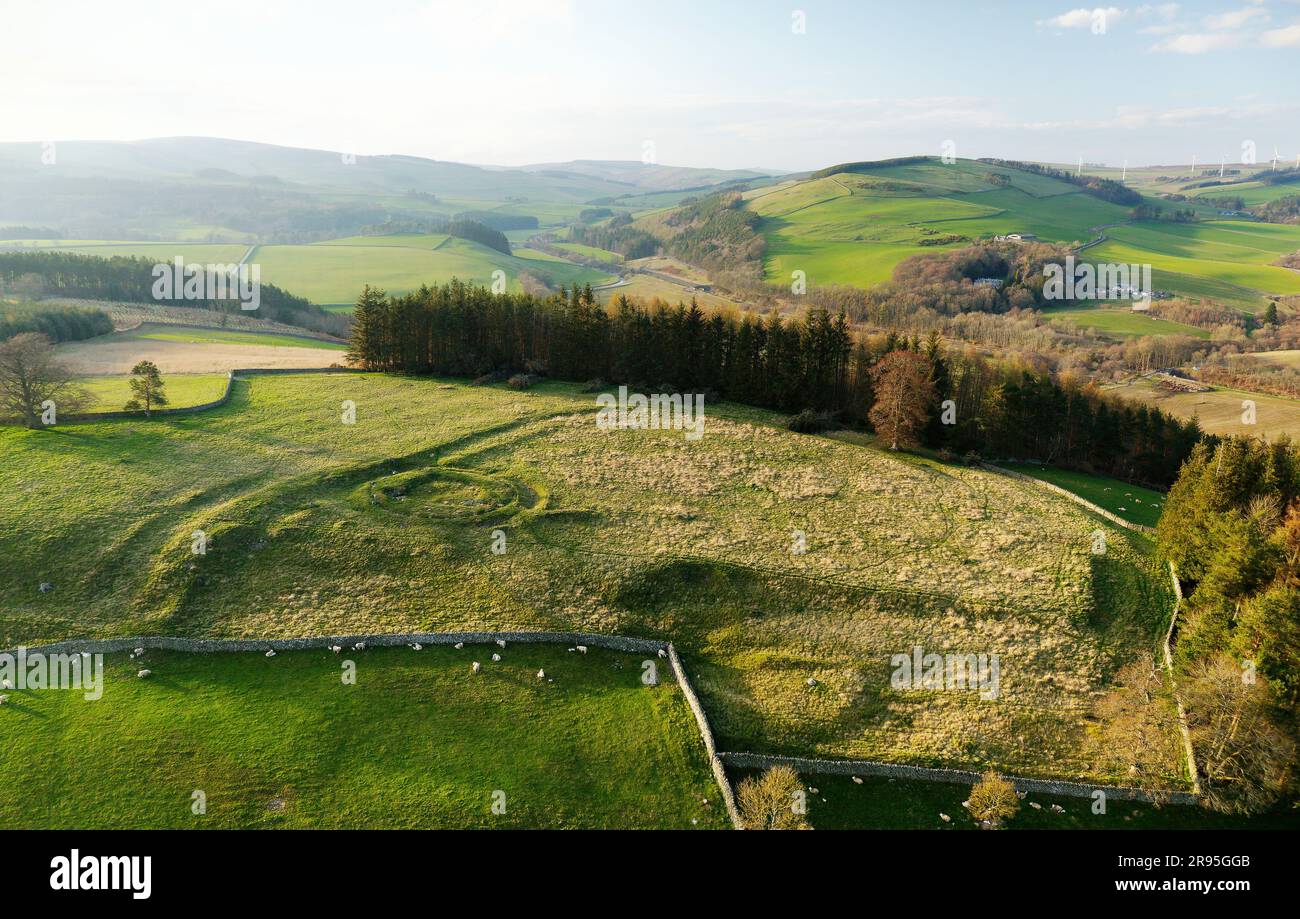 Torwoodlee prähistorisches Broch kreisförmiges Stein-Fundament, ca. 100 n. Chr., in den Stadtmauern der älteren Eisenzeitfort. Grenzregion, Schottland. Sieht aus wie N.W. Stockfoto