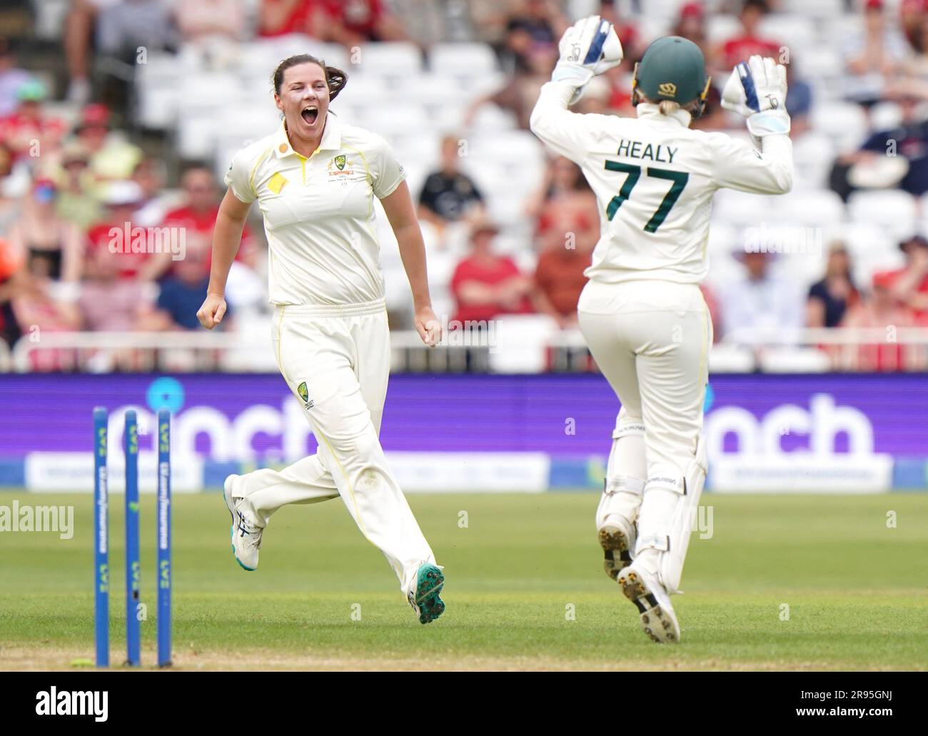 Australiens Tahlia McGrath (links) feiert mit Alyssa Healy am dritten