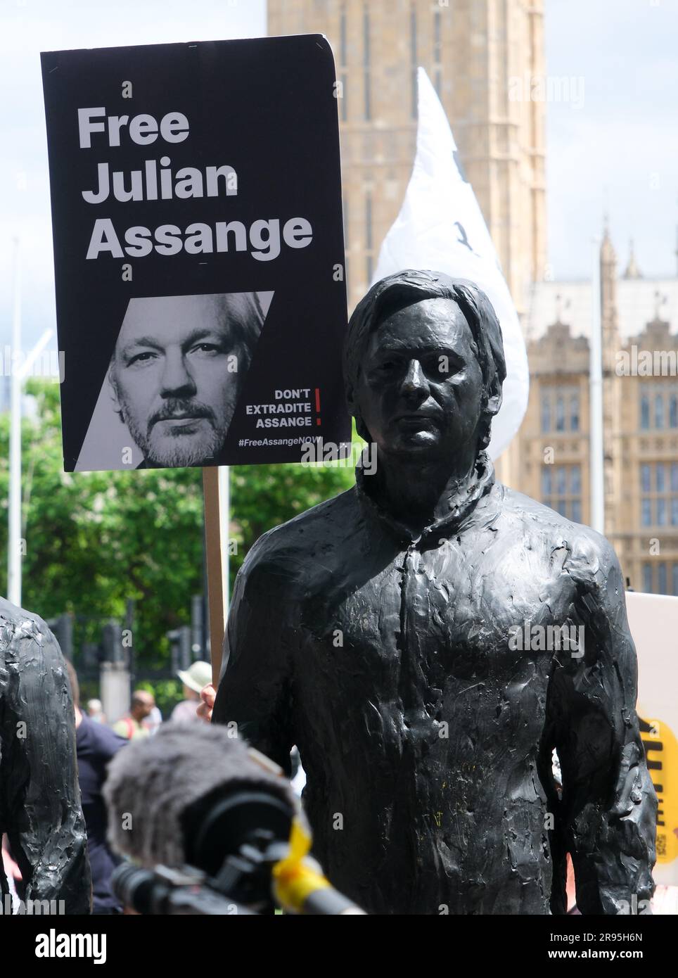 Parliament Square, London, Großbritannien. 24. Juni 2023 Anhänger von Julian Assange, die am Parliament Square in London protestieren. Kredit: Matthew Chattle/Alamy Live News Stockfoto