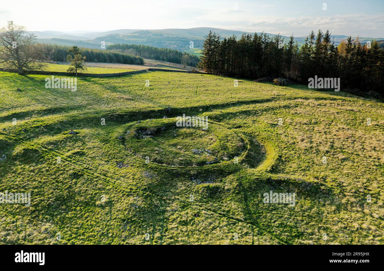 Torwoodlee prähistorisches Broch kreisförmiges Steinfundament, ca. 100 v. Chr., neben den Stadtmauern der älteren Eisenzeitfort. Mit Eingangs- und Intramuralkammern Stockfoto