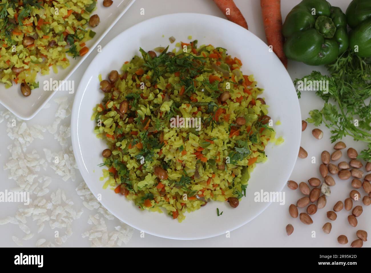 Gemüse Poha ist ein schnelles Frühstück oder ein Snack aus geschlagenem Reis oder plattiertem Reis mit Erdnüssen, Karotten und Chilis. Reis wird vor dem Flatten parboiled Stockfoto