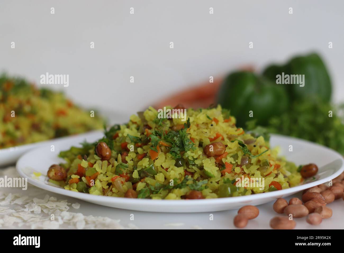 Gemüse Poha ist ein schnelles Frühstück oder ein Snack aus geschlagenem Reis oder plattiertem Reis mit Erdnüssen, Karotten und Chilis. Reis wird vor dem Flatten parboiled Stockfoto