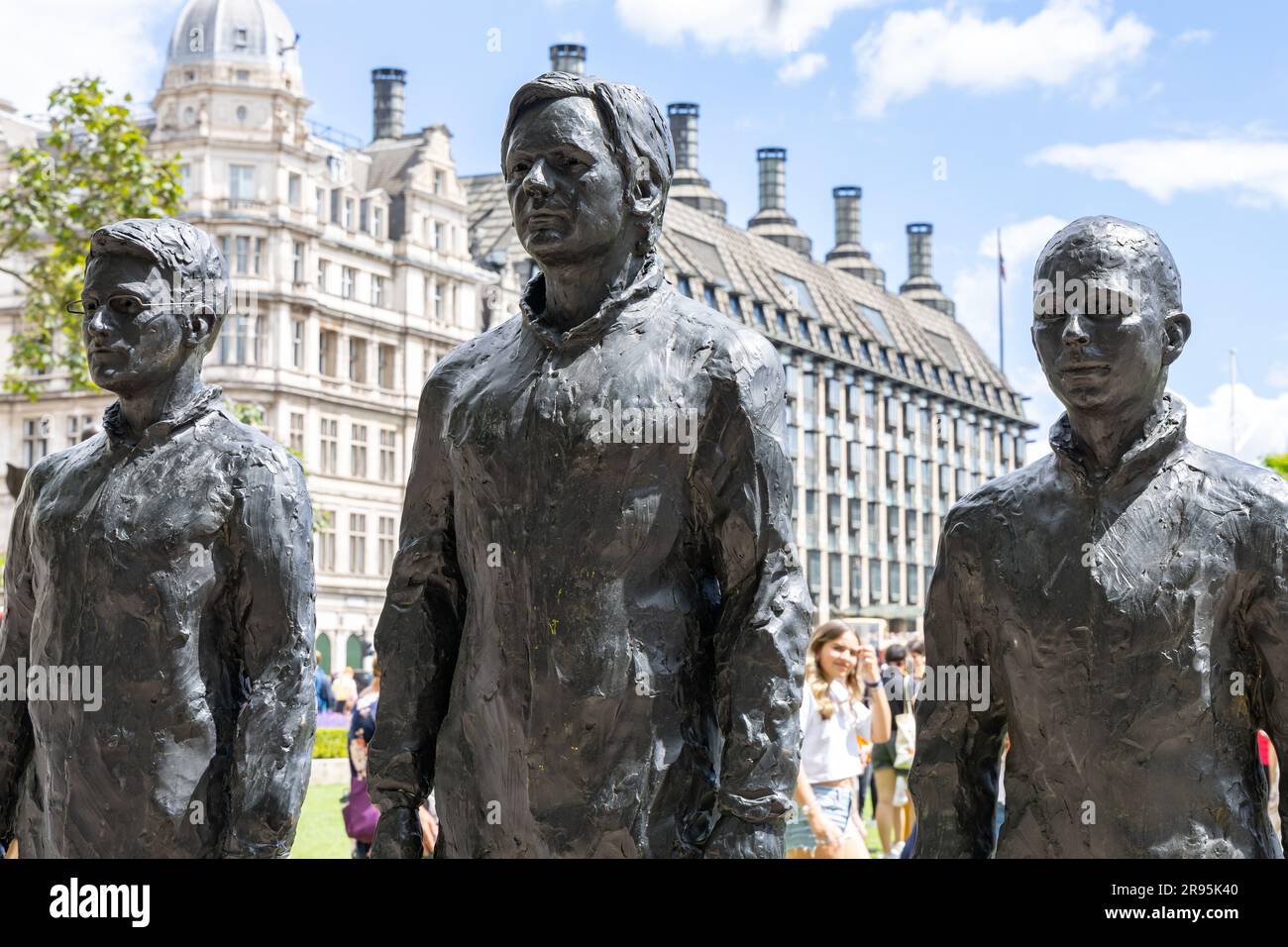 London, England, Vereinigtes Königreich 24. Juni 2023 die Demonstranten gegen Julian Assanges setzten ihre Inhaftierung bei der beliebten Statue des italienischen Künstlers Davide Dormand am Parliament Square fort. Die Staute zeigt die Whistleblower Edward Snowdon, Julian Assange und Chelsea Manning mit einem vierten Stuhl, der für öffentliche Reden leer gehalten wird. Redner waren Kristinn Hrafnsson, Redakteurin bei Wikileaks, und Stella Moris, Partnerin von Julian Assanges Stockfoto