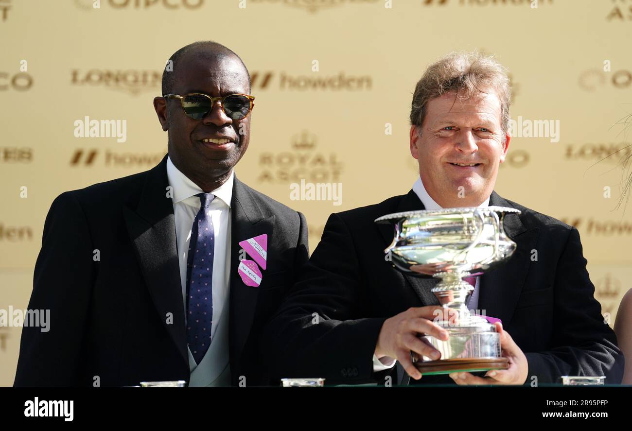 TV-Moderator Clive Myrie (links) während der Präsentation der Wokingham Stakes während des 5. Tages von Royal Ascot auf der Rennbahn Ascot, Berkshire. Foto: Samstag, 24. Juni 2023. Stockfoto