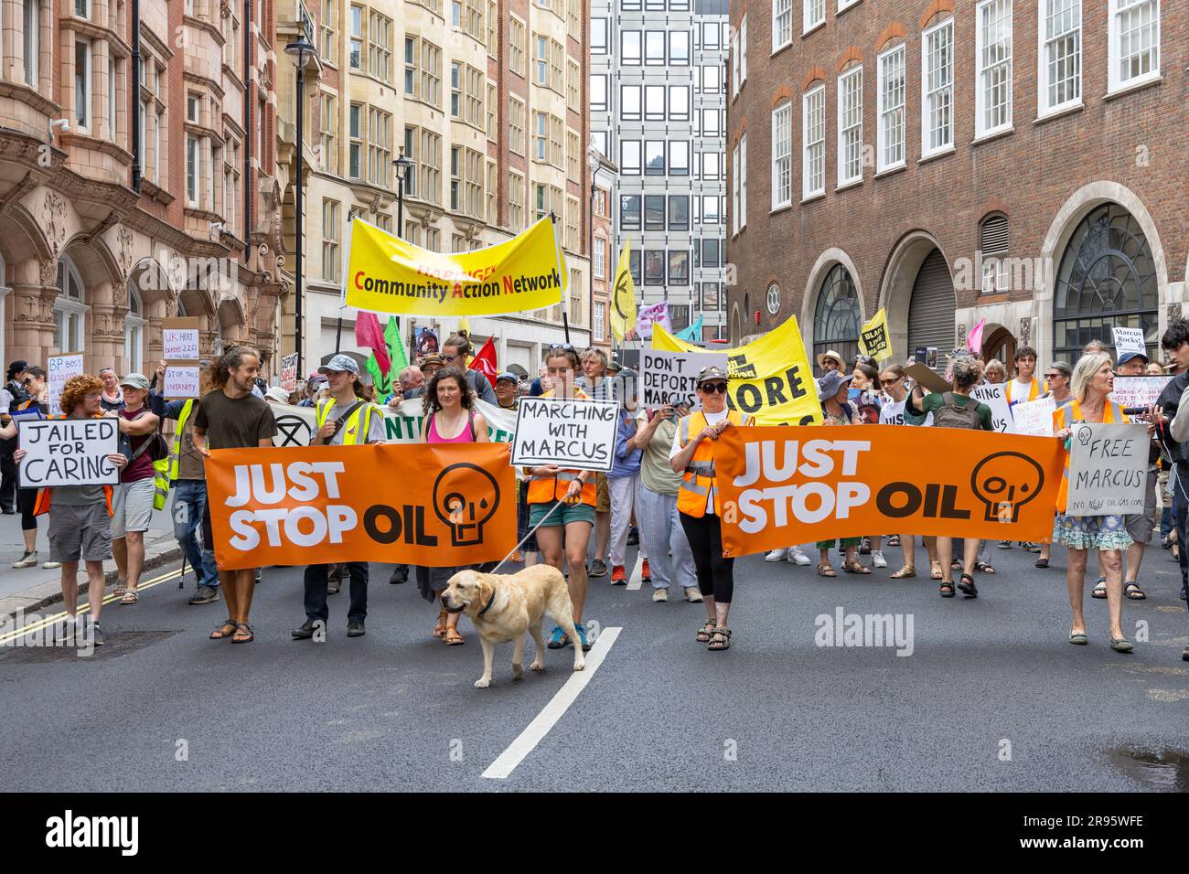 London, England, Vereinigtes Königreich, 24. Juni 2023 Demonstranten marschieren zum Innenministerium, weil sie den Just Stop Oil-Aktivisten Marcus Decker deportieren wollen, der eine der längsten Strafen verbüßt, die je für einen gewaltfreien Protest in der britischen Geschichte wegen der Vergrößerung des Dartford Crossing verhängt worden ist. In Anwesenheit war sein Partner Holly Cullen-Davies mit einem seiner Stiefkinder. Stockfoto