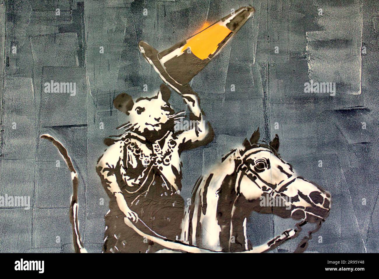 Glasgow, Schottland, UK, 24. Juni 2023. Banksy-Ausstellung mit einer seiner Ratten, während der Herzog mit dem Hut in der alten debenhams-Tür in der argyle Street erscheint. Im Gegensatz zu den vorherigen Wanksyies gibt es nicht vor, ein Original zu sein und ist eine professionelle Hommage von Rebellenbären, es erregt Aufmerksamkeit bei Einheimischen und Touristen so oder so. Credit Gerard Ferry/Alamy Live News Stockfoto