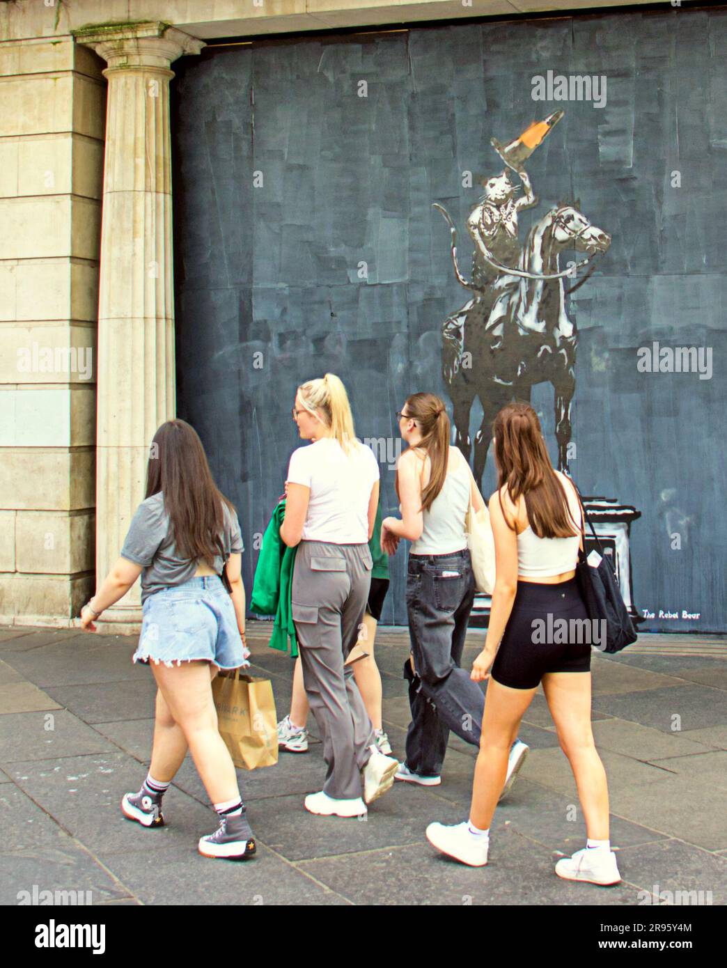 Glasgow, Schottland, UK, 24. Juni 2023. Banksy-Ausstellung mit einer seiner Ratten, während der Herzog mit dem Hut in der alten debenhams-Tür in der argyle Street erscheint. Im Gegensatz zu den vorherigen Wanksyies gibt es nicht vor, ein Original zu sein und ist eine professionelle Hommage von Rebellenbären, es erregt Aufmerksamkeit bei Einheimischen und Touristen so oder so. Credit Gerard Ferry/Alamy Live News Stockfoto