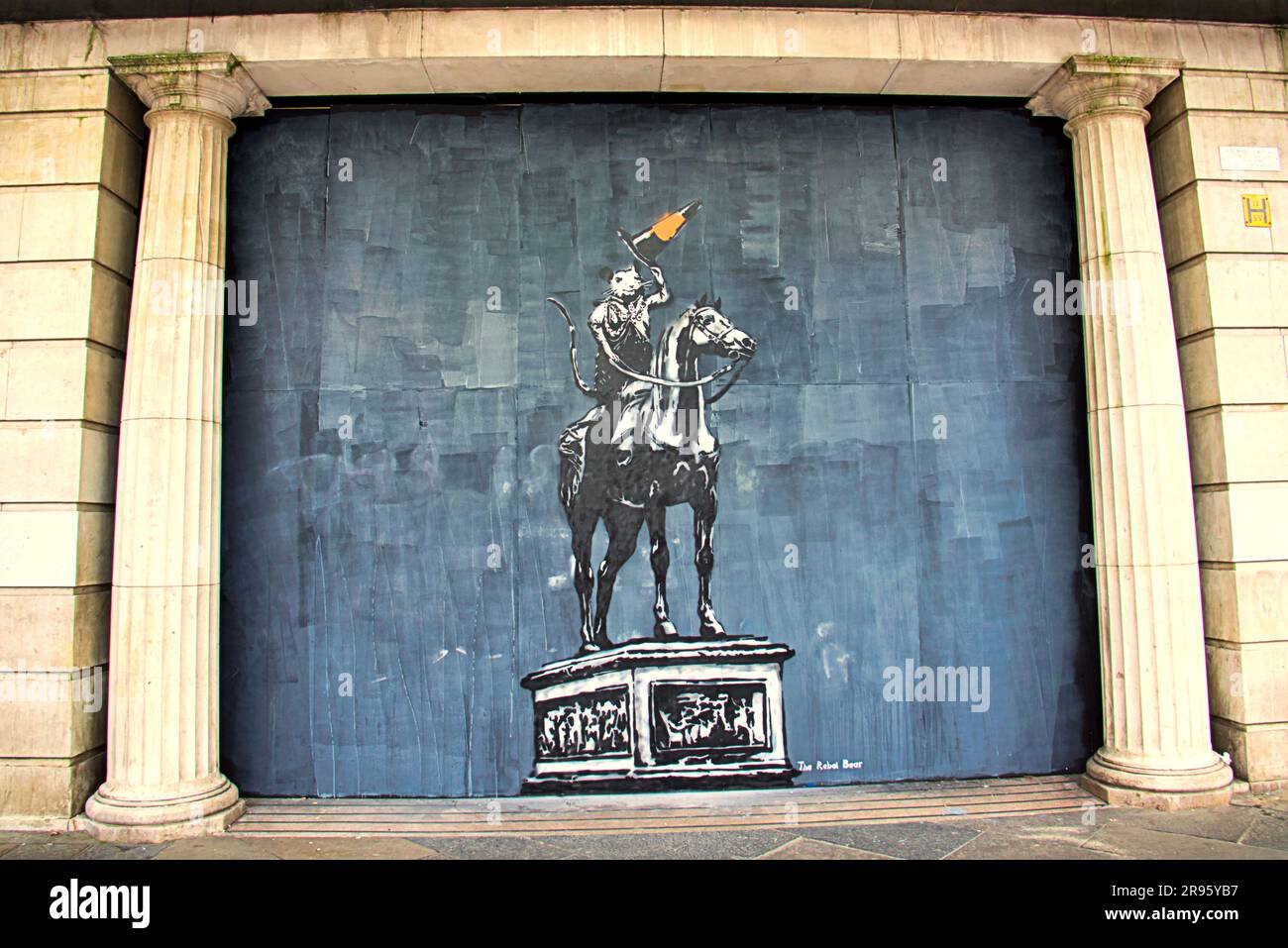 Glasgow, Schottland, UK, 24. Juni 2023. Banksy-Ausstellung mit einer seiner Ratten, während der Herzog mit dem Hut in der alten debenhams-Tür in der argyle Street erscheint. Im Gegensatz zu den vorherigen Wanksyies gibt es nicht vor, ein Original zu sein und ist eine professionelle Hommage von Rebellenbären, es erregt Aufmerksamkeit bei Einheimischen und Touristen so oder so. Credit Gerard Ferry/Alamy Live News Stockfoto