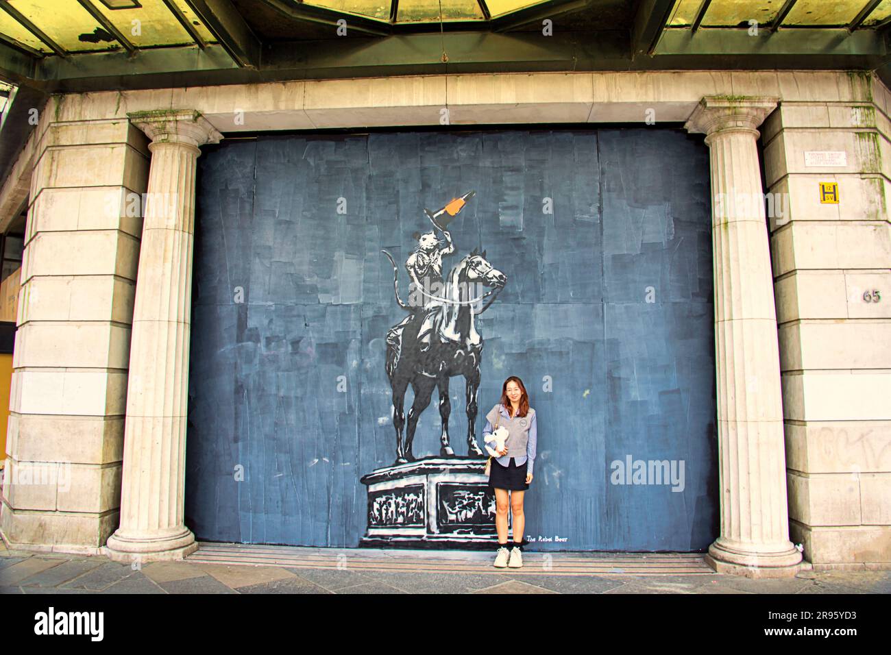 Glasgow, Schottland, UK, 24. Juni 2023. Banksy-Ausstellung mit einer seiner Ratten, während der Herzog mit dem Hut in der alten debenhams-Tür in der argyle Street erscheint. Im Gegensatz zu den vorherigen Wanksyies gibt es nicht vor, ein Original zu sein und ist eine professionelle Hommage von Rebellenbären, es erregt Aufmerksamkeit bei Einheimischen und Touristen so oder so. Credit Gerard Ferry/Alamy Live News Stockfoto