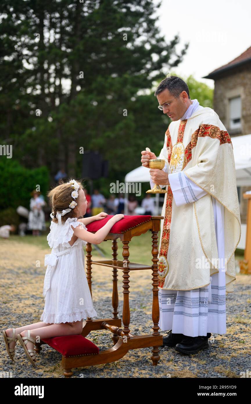 Ein Kind, das die erste Heilige Kommunion erhält. Stockfoto