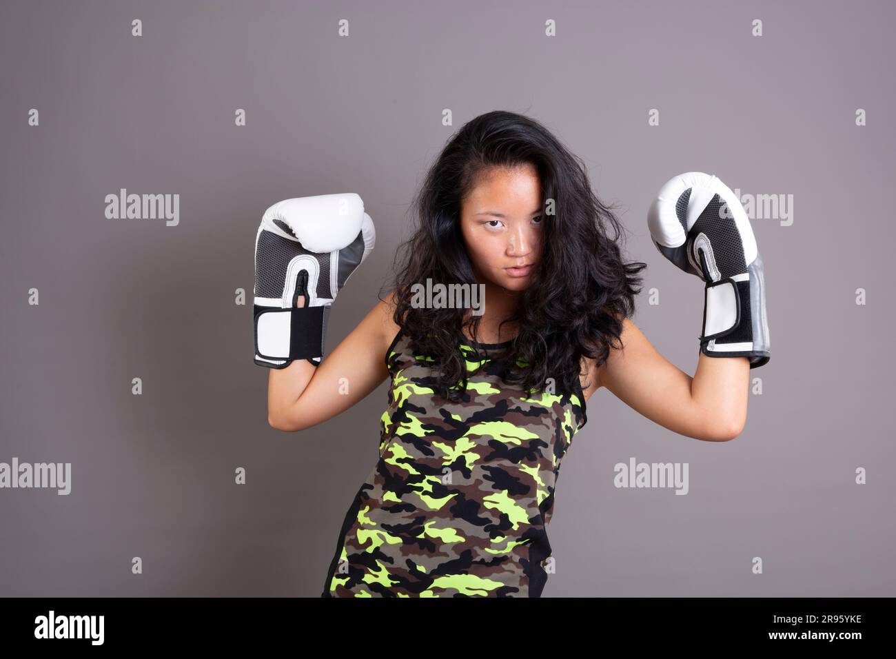 asiatische Ethnie Sportlerin mit Boxhandschuhen Stockfoto