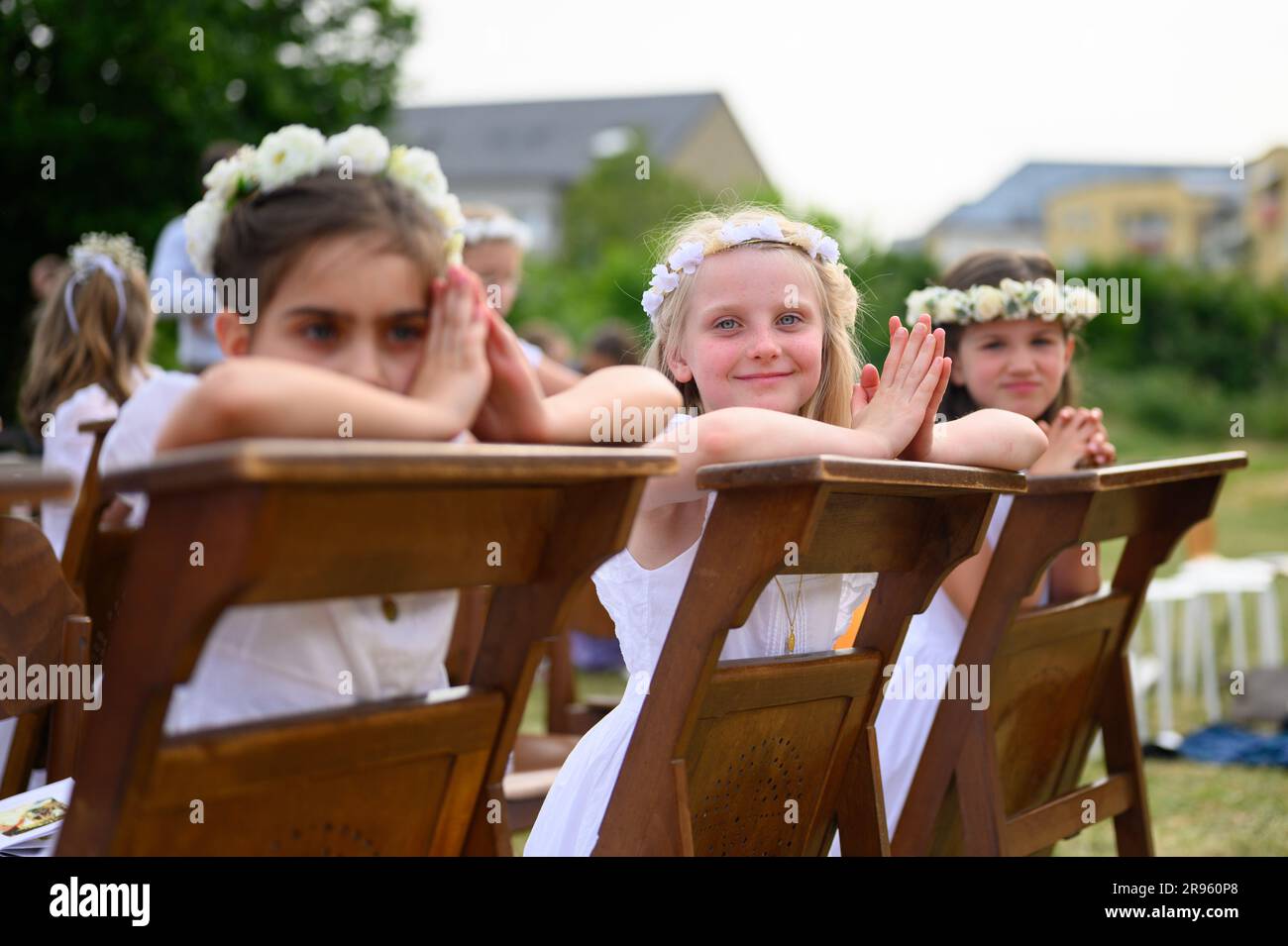 Kinder beten nach der ersten Heiligen Kommunion. Stockfoto